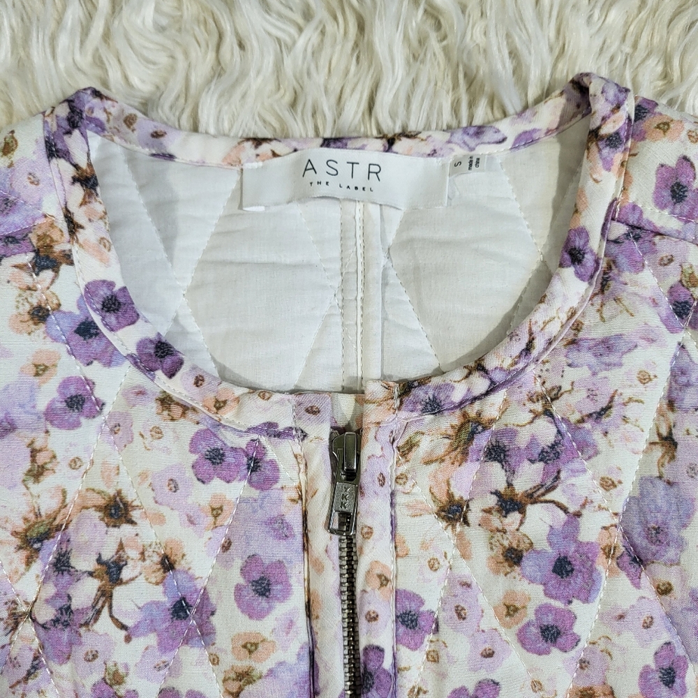 ASTR BREA FLORAL QUILTED CROPPED PUFF SLEEVE JACKET - SIZE SMALL - Picture 4 of 16